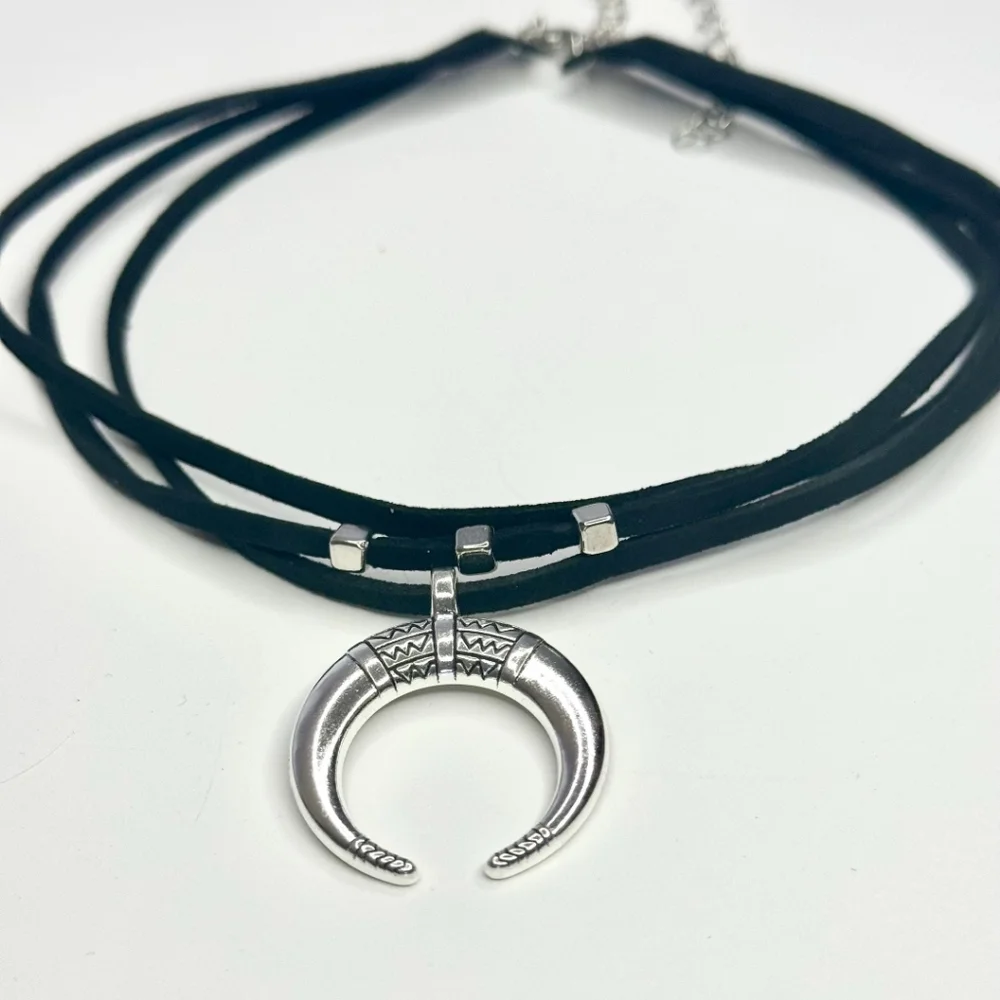 Choker Necklace with moon Pendant - Picture 5 of 10